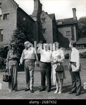 Westerham, England, Großbritannien. Juni 1976. US-Außenminister Dr. HENRY KISSINGER, Mitte, der sich an diesem Morgen auf einem kurzen Besuch in London aufhielt, fuhr mit dem Hubschrauber nach Chartwell, dem Westerham, Kent, dem Heim des verstorbenen Premierministers Churchill. Dr. Kissinger wurde von seiner zweiten Frau, NANCY, links, und seinem 15-jährigen Sohn, DAVID, rechts, begleitet. Die Kissinger-Familie spricht mit LADY SOAMES (MARY CHURCHILL), zweiter von rechts, und Sir CHRISTOPHER SOAMES, zweiter von links, auf dem Gelände von Chartwell. Kredit: Keystone Presseagentur/ZUMA Wire/Alamy Live Nachrichten Stockfoto