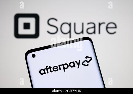AfterPay-Firmenlogo auf dem Smartphone und Square-Logo auf unscharfem Display auf der Rückseite. Kreditgesellschaft, die von Square Company gekauft wurde. Stafford, United Kin Stockfoto