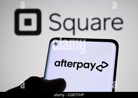 AfterPay-Firmenlogo auf dem Smartphone und Square-Logo auf unscharfem Display auf der Rückseite. Kreditgesellschaft, die von Square Company gekauft wurde. Stafford, United Kin Stockfoto