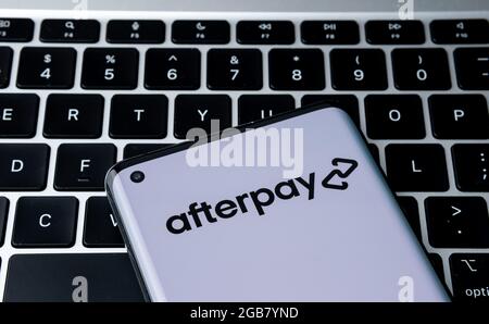 AfterPay-Firmenlogo auf dem Smartphone auf der Tastatur. Jetzt kaufen später zahlen Unternehmen. Stafford, Großbritannien, 2. August 2021. Stockfoto
