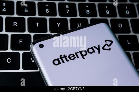 AfterPay-Firmenlogo auf dem Smartphone auf der Tastatur. Jetzt kaufen später zahlen Unternehmen. Stafford, Großbritannien, 2. August 2021. Stockfoto