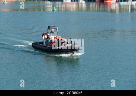 Dover, Großbritannien. August 2021. Grenzschutzbeamte fahren in einem Patrouillenboot in den Ärmelkanal hinaus.Trotz der Bemühungen der britischen Regierung, die illegalen Grenzübergänge zu stoppen, überqueren täglich immer noch viele den Ärmelkanal. Kredit: SOPA Images Limited/Alamy Live Nachrichten Stockfoto