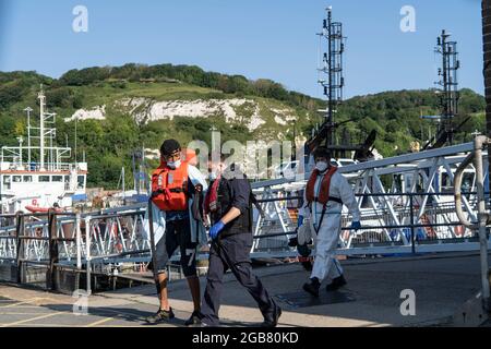 Dover, Großbritannien. August 2021. Ein Migrant wird zur Verarbeitung durch die Border Force in Dover an Land gebracht.Trotz der Bemühungen der britischen Regierung, die illegalen Übergänge zu stoppen, überqueren täglich immer noch viele den Ärmelkanal. Kredit: SOPA Images Limited/Alamy Live Nachrichten Stockfoto