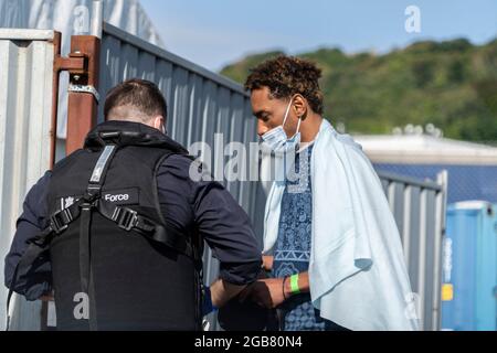 Dover, Großbritannien. August 2021. Ein Migrant wird an Land gebracht und von der Border Force in Dover verarbeitet.Trotz der Bemühungen der britischen Regierung, die illegalen Übergänge zu stoppen, überqueren täglich immer noch viele den Ärmelkanal. Kredit: SOPA Images Limited/Alamy Live Nachrichten Stockfoto