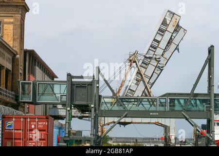 Ausgediente Passerelle des ehemaligen Transatlantikbahnhofs, Cherbourg Harbour, Cherbourg, Manche Department, Cotentin, Normandie, Frankreich Stockfoto