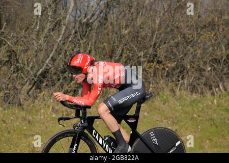 Maxime Bouet (Team ARKEA Samsic) im Einsatz beim Einzelzeitfahren vom 07. Bis 14. März 2021 fand das 79. Radrennen Paris-Nizza 2021 statt. Die dritte Etappe bestand aus einem 14.4 km langen Einzelzeitfahren rund um die Stadt Gien und fand am 09. März 2021 statt.Etappensieger ist der Schweizer Stefan Bissegger vom Team EF Nippo. Gesamtsieger des Rennens ist Maximilian Schachmann (Team Bora-Hansgrohe). Stockfoto