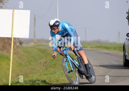 Johan Jacobs (Team Movistar) beim Einzelzeitfahren in Aktion gesehen das 79. Radrennen Paris-Nizza 2021 fand vom 07. Bis 14. März 2021 statt. Die dritte Etappe bestand aus einem 14.4 km langen Einzelzeitfahren rund um die Stadt Gien und fand am 09. März 2021 statt.Etappensieger ist der Schweizer Stefan Bissegger vom Team EF Nippo. Gesamtsieger des Rennens ist Maximilian Schachmann (Team Bora-Hansgrohe). Stockfoto