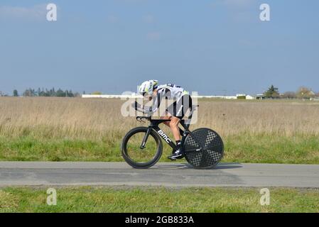 Gien, Frankreich. März 2021. Fabio Aru (Team Qhubeka Assos) beim Einzelzeitfahren in Aktion gesehen das 79. Radrennen Paris-Nizza 2021 fand vom 07. Bis 14. März 2021 statt. Die dritte Etappe bestand aus einem 14.4 km langen Einzelzeitfahren rund um die Stadt Gien und fand am 09. März 2021 statt.Etappensieger ist der Schweizer Stefan Bissegger vom Team EF Nippo. Gesamtsieger des Rennens ist Maximilian Schachmann (Team Bora-Hansgrohe). (Foto: Laurent Coust/SOPA Images/Sipa USA) Quelle: SIPA USA/Alamy Live News Stockfoto