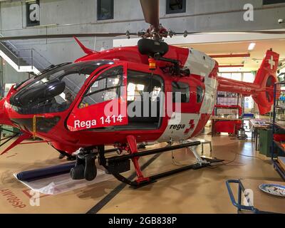 Zürich, Schweiz - 11. November 2018: Schweizer Rega-Ambulanz und Rettungshubschrauber im Servicehangar am Flughafen Zürich Stockfoto