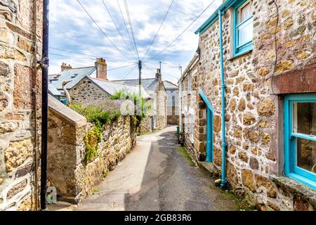 Hübsche Steinhütten im Fischerdorf Mousehole, Penwith Peninsula, Cornwall, Großbritannien Stockfoto