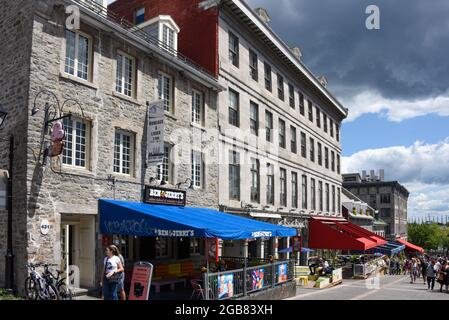 Montreal, Kanada - 31. Juli 2021: Die Menschen genießen Place Jacques-Cartier ein Platz mit vielen Geschäften und Restaurants in der Altstadt von Montreal, Quebec, Kanada ne Stockfoto