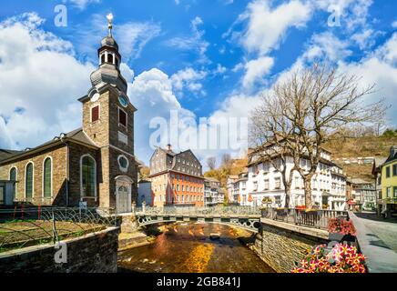 Monschau, Deutschland. Rotes Haus, Stadtkirche auf der Rur und Festung Haller auf dem Hügel Stockfoto