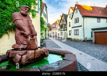 Gasse mit Springbrunnen und Statue in Lohr am Main, Deutschland Stockfoto