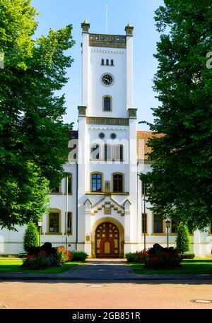 Das Schloss in Aurich. Heute beherbergt das Schloss die Bezirksregierung und das Landgericht.- das Schloss in Aurich. Im Schloss sind heute die Bezir Stockfoto