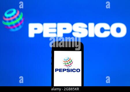 Barcelona, Katalonien, Spanien. Juli 2021. In dieser Abbildung ist ein Logo von PepsiCo, Inc. Abgebildet, das auf einem Smartphone mit einem Logo von PepsiCo, Inc. Im Hintergrund zu sehen ist. (Bild: © Thiago Prudencio/DAX via ZUMA Press Wire) Stockfoto