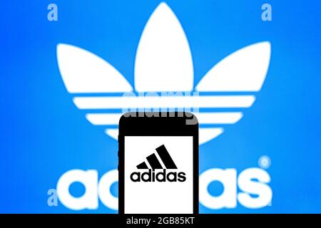 Barcelona, Katalonien, Spanien. Juli 2021. In dieser Fototafel wird ein Adidas-Logo auf einem Smartphone mit einem Adidas-Logo im Hintergrund angezeigt. (Bild: © Thiago Prudencio/DAX via ZUMA Press Wire) Stockfoto