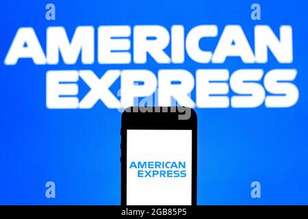 Barcelona, Katalonien, Spanien. Juli 2021. In dieser Abbildung wird ein American Express Logo auf einem Smartphone mit einem American Express Logo im Hintergrund angezeigt. (Bild: © Thiago Prudencio/DAX via ZUMA Press Wire) Stockfoto