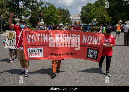 Washington Dc, Usa. August 2021. Am 2. August 2021 demonstrierte die Kampagne der Armen in Washington DC, wo Glaubensführer, Niedriglohnarbeiter und arme Menschen aus dem ganzen Land für den US-Senat protestierten, um den Filibuster zu beenden, die Stimmrechte zu schützen und den bundesstaatlichen Mindestlohn auf -615 pro Stunde zu erhöhen. Hunderte wurden bei einem gewaltlosen Akt zivilen Ungehorsams vor dem Hart-Senatsgebäude verhaftet. (Foto von Michael Nigro/Sipa USA) Quelle: SIPA USA/Alamy Live News Stockfoto