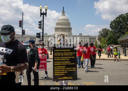 Washington Dc, Usa. August 2021. Ein Protestler trägt die Forderungen der Kampagne der Armen aus dem Jahr 5 außerhalb des US-Kapitols. Am 2. August 2021 demonstrierte die Kampagne der Armen in Washington DC, wo Glaubensführer, Niedriglohnarbeiter und arme Menschen aus dem ganzen Land für den US-Senat protestierten, um den Filibuster zu beenden, die Stimmrechte zu schützen und den bundesstaatlichen Mindestlohn auf -615 pro Stunde zu erhöhen. Hunderte wurden bei einem gewaltlosen Akt zivilen Ungehorsams vor dem Hart-Senatsgebäude verhaftet. (Foto von Michael Nigro/Sipa USA) Quelle: SIPA USA/Alamy Live News Stockfoto