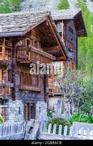 Traditionelle Holzhäuser in Evolene, einem Dorf im Tal von Herens im französischsprachigen Teil des Kantons Wallis in der Schweiz. Stockfoto