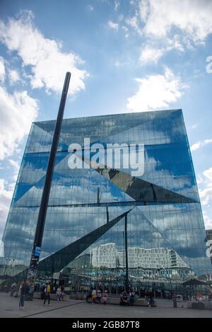 Berühmtes Cube-Gebäude am Hauptbahnhof in Berlin, Deutschland Stockfoto