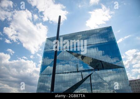 Berühmtes Cube-Gebäude am Hauptbahnhof in Berlin, Deutschland Stockfoto