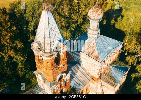 Martinovo, Beschenkowitschski Bezirk, Witebsk Gebiet, Weißrussland. Vogelperspektive der Kirche auf die Fürbitte der Allerheiligsten Gottesmutter. Luftansicht Von Stockfoto