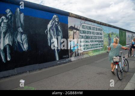 Überreste der berühmten Mauer in Berlin, Deutschland. Von Künstlern gemalt. Stockfoto