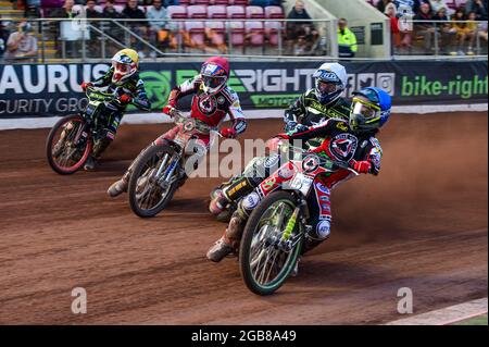 MANCHESTER UK Charles Wright (Blau) führt Jake Allen (Weiß) Steve Worrall (Rot) und Drew Kemp (Gelb) in die erste Runde während des SGB Premiership-Spiels zwischen Belle Vue Aces und Ipswich Witches am Montag, den 2. August 2021 im National Speedway Stadium in Manchester. (Kredit: Ian Charles | MI News) Kredit: MI News & Sport /Alamy Live News Stockfoto