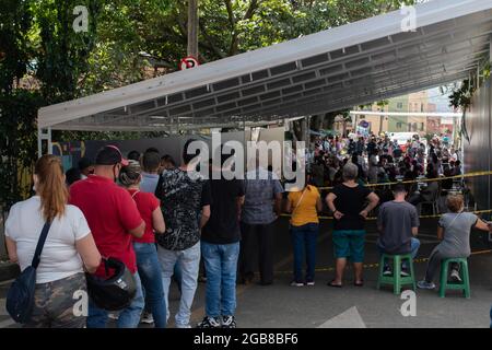 Bogota, Kolumbien. August 2021. Die Menschen warten in langen Schlangen darauf, den Impfstoff Moderna COVID-19 zu erhalten, da Menschen im Alter von 25 bis 30 Jahren am 2. August 2021 in Medellin – Antioquia, Kolumbien, ihre Impfphase mit dem neuartigen Impfstoff Moderna COVID-19 gegen die Coronavirus-Krankheit beginnen. Kredit: Long Visual Press/Alamy Live Nachrichten Stockfoto