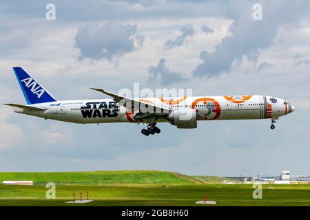 Chicago, IL, USA - 2. August 2021: ANA Cargo Boeing 777-381 in Star Wars BB-8 Lackierung (Tail Number: JA-789A) landet auf dem Chicago O'Hare Intern Stockfoto