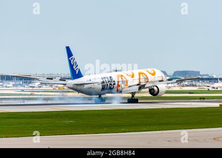 Chicago, IL, USA - 2. August 2021: ANA Cargo Boeing 777-381 in Star Wars BB-8 Lackierung (Tail Number: JA-789A) landet auf dem Chicago O'Hare Intern Stockfoto