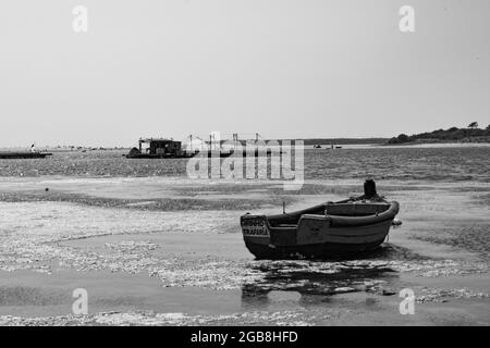 Kleines Fischerboot in der Lagune von Albufeira in Setúbal in Portugal in der Nähe von Lissabon. Portugiesisches, tradicional Fischerboot. Postkartenfoto mit dem Boot. Stockfoto