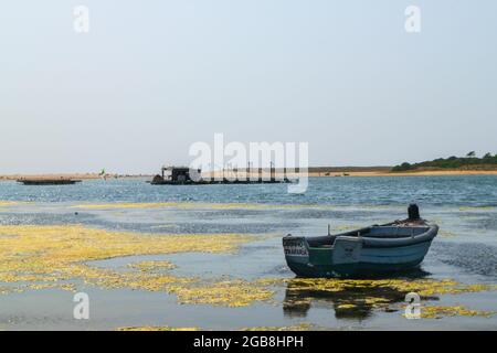 Kleines Fischerboot in der Lagune von Albufeira in Setúbal in Portugal in der Nähe von Lissabon Stockfoto