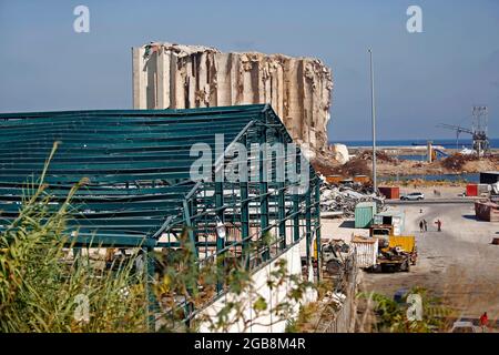 Beirut. August 2021. Das Foto vom 2. August 2021 zeigt einen Blick auf den Hafen von Beirut in Beirut, Libanon. Ein Jahr nach den gewaltigen Explosionen, die den Hafen von Beirut zerstörten, bieten eine Vielzahl internationaler Unternehmen angesichts der strategischen Lage des Libanon und der potenziellen Offshore-Öl- und Gasressourcen an, ihn wieder aufzubauen, sagten Analysten gegenüber Xinhua. UM MIT „Nachrichtenanalyse: Int'l Firmen bieten an, den Hafen von Beirut für den strategischen Standort des Libanon, Energiereserven: Analysten, wieder aufzubauen“ zu gehen. Quelle: Bilal Jawich/Xinhua/Alamy Live News Stockfoto