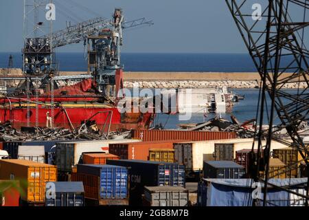 Beirut. August 2021. Das Foto vom 2. August 2021 zeigt einen Blick auf den Hafen von Beirut in Beirut, Libanon. Ein Jahr nach den gewaltigen Explosionen, die den Hafen von Beirut zerstörten, bieten eine Vielzahl internationaler Unternehmen angesichts der strategischen Lage des Libanon und der potenziellen Offshore-Öl- und Gasressourcen an, ihn wieder aufzubauen, sagten Analysten gegenüber Xinhua. UM MIT „Nachrichtenanalyse: Int'l Firmen bieten an, den Hafen von Beirut für den strategischen Standort des Libanon, Energiereserven: Analysten, wieder aufzubauen“ zu gehen. Quelle: Bilal Jawich/Xinhua/Alamy Live News Stockfoto