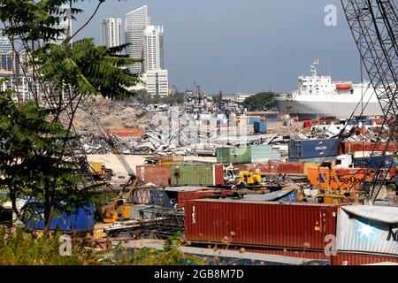 Beirut. August 2021. Das Foto vom 2. August 2021 zeigt einen Blick auf den Hafen von Beirut in Beirut, Libanon. Ein Jahr nach den gewaltigen Explosionen, die den Hafen von Beirut zerstörten, bieten eine Vielzahl internationaler Unternehmen angesichts der strategischen Lage des Libanon und der potenziellen Offshore-Öl- und Gasressourcen an, ihn wieder aufzubauen, sagten Analysten gegenüber Xinhua. UM MIT „Nachrichtenanalyse: Int'l Firmen bieten an, den Hafen von Beirut für den strategischen Standort des Libanon, Energiereserven: Analysten, wieder aufzubauen“ zu gehen. Quelle: Bilal Jawich/Xinhua/Alamy Live News Stockfoto