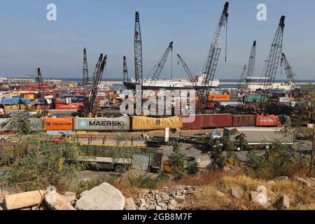 Beirut. August 2021. Das Foto vom 2. August 2021 zeigt einen Blick auf den Hafen von Beirut in Beirut, Libanon. Ein Jahr nach den gewaltigen Explosionen, die den Hafen von Beirut zerstörten, bieten eine Vielzahl internationaler Unternehmen angesichts der strategischen Lage des Libanon und der potenziellen Offshore-Öl- und Gasressourcen an, ihn wieder aufzubauen, sagten Analysten gegenüber Xinhua. UM MIT „Nachrichtenanalyse: Int'l Firmen bieten an, den Hafen von Beirut für den strategischen Standort des Libanon, Energiereserven: Analysten, wieder aufzubauen“ zu gehen. Quelle: Bilal Jawich/Xinhua/Alamy Live News Stockfoto