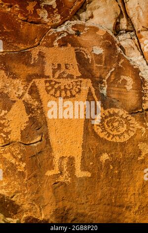 Spektakuläre Tafel einer stilisierten menschlichen Figur auf der McKee Spring Petroglyph Site, Dinosaur National Monument an der Grenze zwischen Utah und Colorado, USA [farbige Anzeige Stockfoto