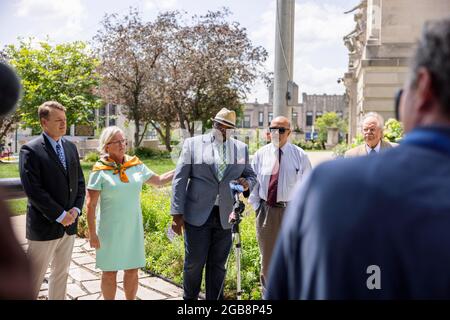 2. August 2021; Bloomington, Indiana: Vauhxx Booker, spricht während einer Pressekonferenz, nachdem ihn ein Spezialanwalt eines Jahres wegen eines Verbrechens und Übertretens angeklagt hatte, nachdem er am 4. Juli 2020 am Monroe-See am Montag, den 2. August 2021 im Monroe County Courthouse in Bloomington, Indiana, angegriffen wurde. Booker sagte, dass er von hinten von einer Gruppe angegriffen wurde, darunter zwei weiße Männer, die auf einem Video aufgezeichnet wurden, das ihn Angriff. Das Video wurde auf der ganzen Welt gesehen, und die Männer wurden wegen Verbrechen einschließlich Angriff angeklagt, aber jetzt hat ein Staatsanwalt auch Vauhxx kartiert, der den Angriff gegen ihn wa sagte Stockfoto