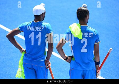 Der indische Mandeep Singh und der indische Dilpreet Singh, aufgenommen während eines Halbfinalspiels zwischen den belgischen Roten Löwen und Indien, im Männerfeld h Stockfoto