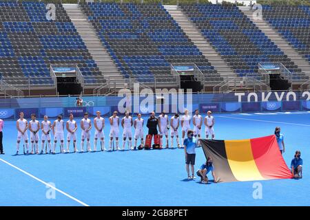 Die belgischen Spieler, die zu Beginn eines Halbfinalspiels zwischen den belgischen Roten Löwen und Indien beim Hockeyturnier der Männer auf d abgebildet wurden Stockfoto