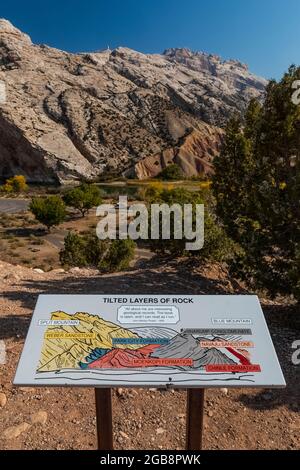 Interpretationsschild über Felsformationen in der Split Mountain Area des Dinosaur National Monument, Utah, USA Stockfoto