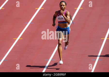 TOKIO, JAPAN - 3. AUGUST: Allyson Felix aus den Vereinigten Staaten von Amerika tritt während der Olympischen Spiele 2020 in Tokio am 3. August 2021 im Olympiastadion der Frauen in der 400-m-Runde 1 an (Foto von Ronald Hoogendoorn/Orange Picics) Credit: Orange Pics BV/Alamy Live News Stockfoto