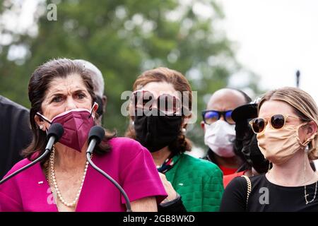 Washington, DC, USA, 2. August 2021. Im Bild: Luci Baines Johnson, Tochter von Präsident Lyndon B. Johnson, der den Stimmrechtsakt von 1965 in Kraft gesetzt hat, spricht während eines moralischen Montagmarsches über das Engagement ihrer Familie für die Stimmrechte. Ihre Schwester Lynda Johnson Robb und Enkelin Rebekah stehen ihr zur Seite. Die Veranstaltung wurde von der Kampagne der Armen, dem Kairos Center und den Reparaturern der Verletzung gesponsert. Von links: Luci Baines Johnson, Lynda Johnson Robb und Rebekah. Kredit: Allison Bailey / Alamy Live Nachrichten Stockfoto