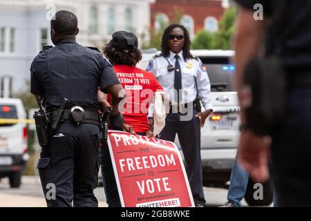 Washington, DC, USA, 2. August 2021. Im Bild: Ein Unite Here-Protestler wird von einem Polizeibeamten des Kapitols nach der Verhaftung infolge einer zivilen Ungehorsamsaktion auf der Constitution Avenue während des Moralmontagsmarsches weggeführt. Die Veranstaltung wurde von der Kampagne der Armen, dem Kairos Center und den Reparaturern der Verletzung gesponsert. Kredit: Allison Bailey / Alamy Live Nachrichten Stockfoto