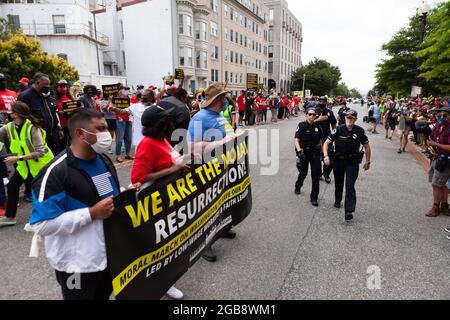 Washington, DC, USA, 2. August 2021. Im Bild: Polizeibeamte des Kapitols bereiten sich darauf vor, während eines moralischen montagsmarsches Demonstranten zu verhaften, die an einer zivilen Ungehorsam-Aktion auf der Constitution Avenue teilnehmen. Die Veranstaltung wurde von der Kampagne der Armen, dem Kairos Center und den Reparaturern der Verletzung gesponsert. Kredit: Allison Bailey / Alamy Live Nachrichten Stockfoto