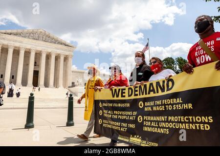 Washington, DC, USA, 2. August 2021. Im Bild: Demonstranten tragen ein Transparent am Obersten Gerichtshof, auf dem ihre Forderungen während eines moralischen Montagsmarsches aufgeführt sind: Die Abkehr vom Filibuster, die Annahme des Gesetzes für das Volk, der Schutz der Stimmrechte, die Gewährleistung eines Lebenslohns für Arbeiter und der Schutz von Immigranten ohne Papiere. Die Veranstaltung wurde von der Kampagne der Armen, dem Kairos Center und den Reparaturern der Verletzung gesponsert. Kredit: Allison Bailey / Alamy Live Nachrichten Stockfoto