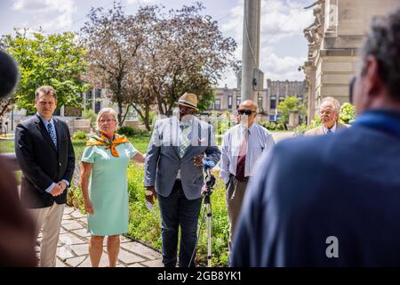 Vauhxx Booker, spricht während einer Pressekonferenz, nachdem ein Spezialanwalt ihn wegen eines Verbrechens und Übertretens über ein Jahr nach dem Angriff am 4. Juli 2020 auf Lake Monroe im Monroe County Courthouse in Bloomington angeklagt hatte. Booker sagte, dass er von hinten von einer Gruppe angegriffen wurde, darunter zwei weiße Männer, die auf einem Video aufgezeichnet wurden, das ihn Angriff. Das Video wurde auf der ganzen Welt gesehen, und die Männer wurden wegen Verbrechen einschließlich Übergriffen angeklagt, aber jetzt hat ein Staatsanwalt auch Vauhxx kartiert, der sagte, der Angriff gegen ihn sei rassistisch motiviert. Booker sagte, nachdem er sich weigerte, den Männern zu vergeben Stockfoto