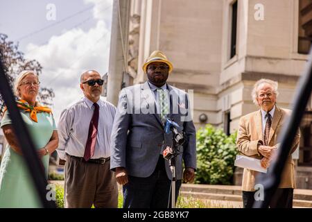 Vauhxx Booker, spricht während einer Pressekonferenz, nachdem ein Spezialanwalt ihn wegen eines Verbrechens und Übertretens über ein Jahr nach dem Angriff am 4. Juli 2020 auf Lake Monroe im Monroe County Courthouse in Bloomington angeklagt hatte. Booker sagte, dass er von hinten von einer Gruppe angegriffen wurde, darunter zwei weiße Männer, die auf einem Video aufgezeichnet wurden, das ihn Angriff. Das Video wurde auf der ganzen Welt gesehen, und die Männer wurden wegen Verbrechen einschließlich Übergriffen angeklagt, aber jetzt hat ein Staatsanwalt auch Vauhxx kartiert, der sagte, der Angriff gegen ihn sei rassistisch motiviert. Booker sagte, nachdem er sich weigerte, den Männern zu vergeben Stockfoto